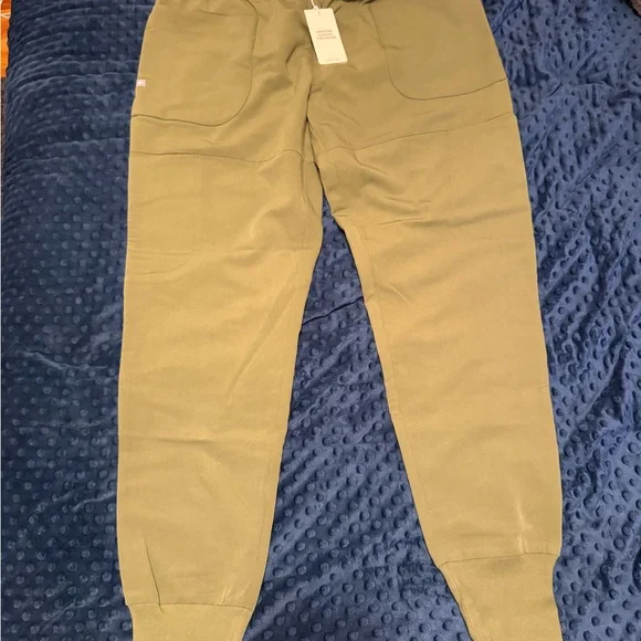 Figs Sage Green Catarina One-Pocket Scrub Top and Skinny Jogger Pants - Picture 3 of 4